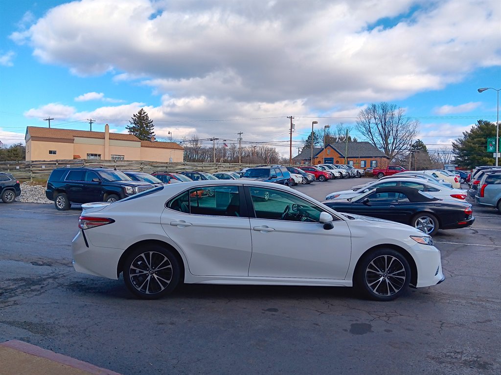 2019 Toyota Camry SE photo 4